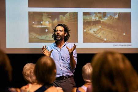 Thomas Verstraeten bei einer Lecture