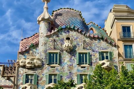 Der Architektur-Rundgang „Fühle Dich wie Gaudí“ von The Barcelona Feeling führt Gäste der nahe gelegenen Grupotel Hotels & Resorts unter anderem zu Antoni Gaudís berühmtem Bauwerk Casa Batlló