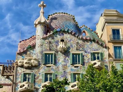 Der Architektur-Rundgang „Fühle Dich wie Gaudí“ von The Barcelona Feeling führt Gäste der nahe gelegenen Grupotel Hotels & Resorts unter anderem zu Antoni Gaudís berühmtem Bauwerk Casa Batlló