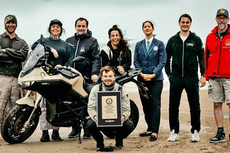  Andy Asco (Videograf), Jenny Brookes (Zero Marketing), Louis Renaud (Zeuge und Zero-Fahrer), Jelle Verstaen (Fahrer, Motorrad-Enthusiast und Motorradjournalist), Yasemin Ener (Zero PR), Anouk de Timary (Jurorin von GUINNESS WORLD RECORDS), Xanti Bilbao (Zero Quality Engineering Manager) und Manu de Soomer