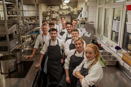 Ausgezeichnetes Teamgefüge und ein MICHELIN-Stern seit 11 Jahren – in der Küche von Chef Maximilian Moser (ganz links) im Hotel Vier Jahreszeiten Starnberg herrscht gute Stimmung