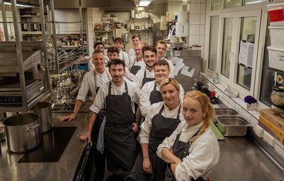 Ausgezeichnetes Teamgefüge und ein MICHELIN-Stern seit 11 Jahren – in der Küche von Chef Maximilian Moser (ganz links) im Hotel Vier Jahreszeiten Starnberg herrscht gute Stimmung