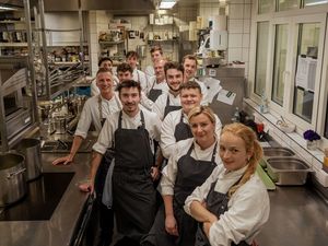 Ausgezeichnetes Teamgefüge und ein MICHELIN-Stern seit 11 Jahren – in der Küche von Chef Maximilian Moser (ganz links) im Hotel Vier Jahreszeiten Starnberg herrscht gute Stimmung Ausgezeichnetes Teamgefüge und ein MICHELIN-Stern seit 11 Jahren – in der Küche von Chef Maximilian Moser (ganz links) im Hotel Vier Jahreszeiten Starnberg herrscht gute Stimmung