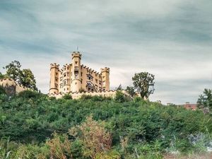 Obwohl die Bayerischen Königsschlösser Neuschwanstein und Hohenschwangau (Foto) unweit von Füssen hoch frequentiert von internationalen Besuchern sind, zählt die umliegende Schlossparkregion zu den beschaulichsten Wandergebieten im Allgäu Obwohl die Bayerischen Königsschlösser Neuschwanstein und Hohenschwangau (Foto) unweit von Füssen hoch frequentiert von internationalen Besuchern sind, zählt die umliegende Schlossparkregion zu den beschaulichsten Wandergebieten im Allgäu