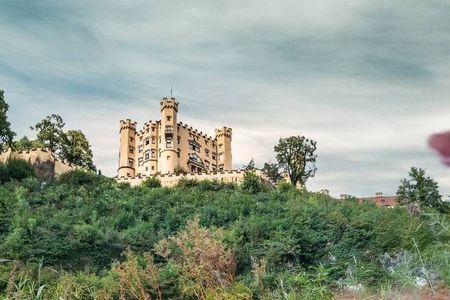 Obwohl die Bayerischen Königsschlösser Neuschwanstein und Hohenschwangau (Foto) unweit von Füssen hoch frequentiert von internationalen Besuchern sind, zählt die umliegende Schlossparkregion zu den beschaulichsten Wandergebieten im Allgäu
