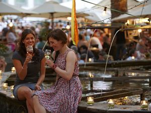 Am Abend geht’s zum Schlemmen zum Stuttgarter Weindorf Am Abend geht’s zum Schlemmen zum Stuttgarter Weindorf