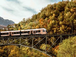 Im Herbst führt die Vigezzina-Centovalli-Bahn durch die goldene Landschaft des Tessins und verbindet dabei die Schweiz mit Italien