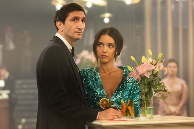 George (Fares Fares, li.) gibt seine Geliebte Donya (Lyna Khoudri) auf Empfängen als Freundin seiner Tochter aus