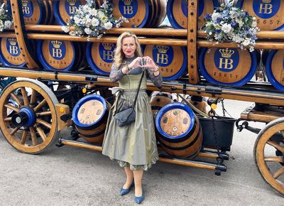 Nicole Simon, CEO SK UV Gele GmbH, auf dem Oktoberfest in München