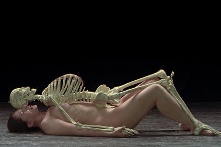 Marina Abramović, Nude with Skeleton, Performance für Video, Belgrad, 2002-2005