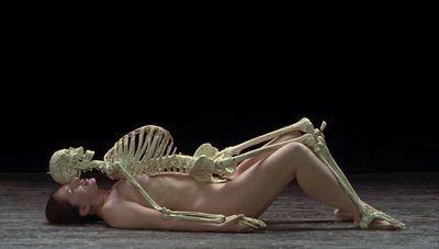 Marina Abramović, Nude with Skeleton, Performance für Video, Belgrad, 2002-2005