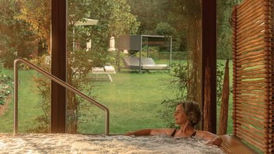 Zwischen Buchseiten, warmem Wasser und langen Menüs zeigt das Südtiroler Hotel Mignon Meran Park & Spa, warum im Urlaub nicht jeder Tag Sonnenschein braucht