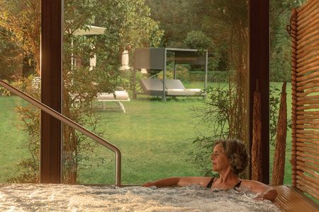 Zwischen Buchseiten, warmem Wasser und langen Menüs zeigt das Südtiroler Hotel Mignon Meran Park & Spa, warum im Urlaub nicht jeder Tag Sonnenschein braucht