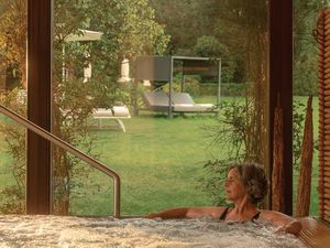 Zwischen Buchseiten, warmem Wasser und langen Menüs zeigt das Südtiroler Hotel Mignon Meran Park & Spa, warum im Urlaub nicht jeder Tag Sonnenschein braucht Zwischen Buchseiten, warmem Wasser und langen Menüs zeigt das Südtiroler Hotel Mignon Meran Park & Spa, warum im Urlaub nicht jeder Tag Sonnenschein braucht