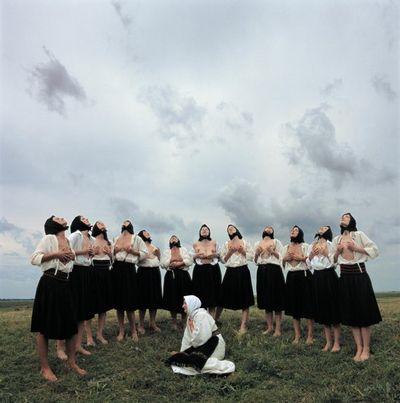 Marina Abramović: Women Massaging Breasts aus der Serie Balkan Erotic Epic, C-Print, 2005, Serbia