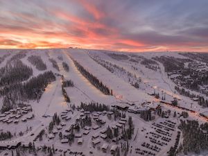 Lindvallen ist das Herzstück von SkiStar Sälen und bietet eines der größten zusammenhängenden Skigebiete Europas für Kinder und Anfänger:innen. In Lindvallen können Wintersportfans direkt bis zur Tür der SkiStar Lodge fahren und sich in der "Lodg Lindvallen ist das Herzstück von SkiStar Sälen und bietet eines der größten zusammenhängenden Skigebiete Europas für Kinder und Anfänger:innen. In Lindvallen können Wintersportfans direkt bis zur Tür der SkiStar Lodge fahren und sich in der "Lodgebaren" mit einer heißen Schokolade aufwärmen. Aufnahme