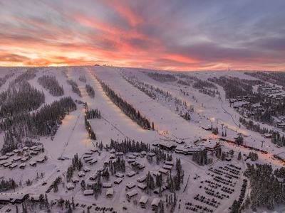 Lindvallen ist das Herzstück von SkiStar Sälen und bietet eines der größten zusammenhängenden Skigebiete Europas für Kinder und Anfänger:innen. In Lindvallen können Wintersportfans direkt bis zur Tür der SkiStar Lodge fahren und sich in der "Lodgebaren" mit einer heißen Schokolade aufwärmen. Aufnahme