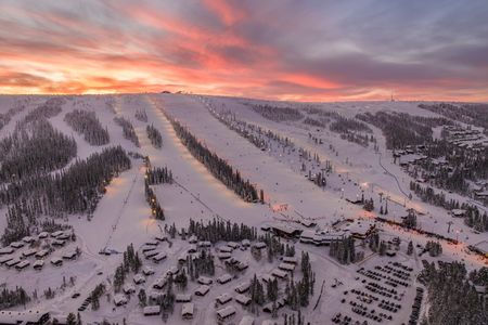Lindvallen ist das Herzstück von SkiStar Sälen und bietet eines der größten zusammenhängenden Skigebiete Europas für Kinder und Anfänger:innen. In Lindvallen können Wintersportfans direkt bis zur Tür der SkiStar Lodge fahren und sich in der "Lodgebaren" mit einer heißen Schokolade aufwärmen. Aufnahme