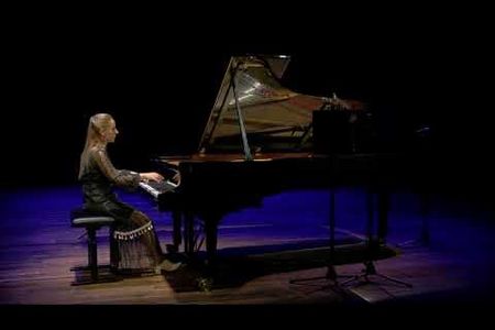 Beim Berlin-Debüt der jungen, vielfach ausgezeichneten Pianistin und Komponistin Çağla Gürsoy
