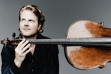 Unter anderem dem Cellisten Julian Steckel ist zu verdanken, dass Füssens reiche Geschichte als Lauten- und Geigenbau-Metropole bis heute weiterlebt. Das alljährliche Festival vielsaitig steht unter seiner Regie