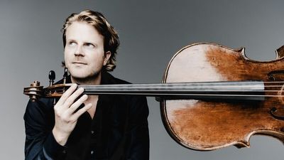 Unter anderem dem Cellisten Julian Steckel ist zu verdanken, dass Füssens reiche Geschichte als Lauten- und Geigenbau-Metropole bis heute weiterlebt. Das alljährliche Festival vielsaitig steht unter seiner Regie