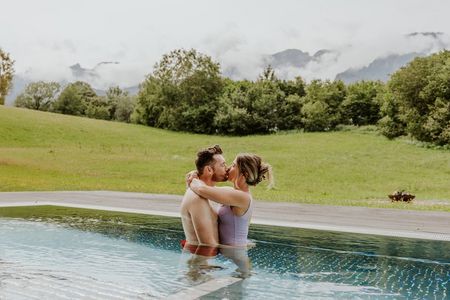In der oberbayerischen Kurstadt Bad Reichenhall lässt sich das gemeinsame Glück besonders gut im schicken Alpine Hideaway & Spa Klosterhof in Bayerisch Gmain feiern
