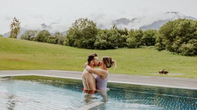In der oberbayerischen Kurstadt Bad Reichenhall lässt sich das gemeinsame Glück besonders gut im schicken Alpine Hideaway & Spa Klosterhof in Bayerisch Gmain feiern