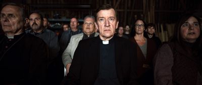Pater Oskar Iversen (Jens Albinus) sitzt bei der Premiere des Stücks geschockt im Publikum