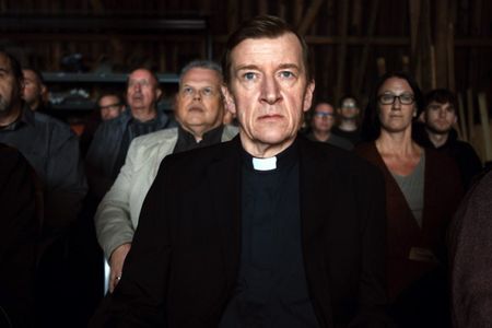 Pater Oskar Iversen (Jens Albinus) sitzt bei der Premiere des Stücks geschockt im Publikum