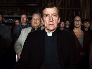 Pater Oskar Iversen (Jens Albinus) sitzt bei der Premiere des Stücks geschockt im Publikum Pater Oskar Iversen (Jens Albinus) sitzt bei der Premiere des Stücks geschockt im Publikum