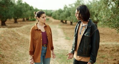 Lilia (Eya Bouteraa) und ihr Onkel Daly (Karim Remadi)