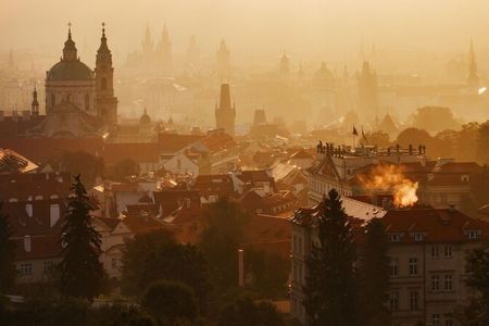 Prag ist das Chamäleon der Leinwandkunst: Mal schlüpft die tschechische Hauptstadt in die Rolle des alten Wiens, dann flaniert sie als Paris oder London durch die Filmgeschichte, ist Schauplatz düsterer Fantasiewelten und rasanter Verfolgungsjagden