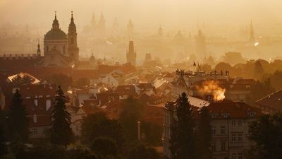 Prag ist das Chamäleon der Leinwandkunst: Mal schlüpft die tschechische Hauptstadt in die Rolle des alten Wiens, dann flaniert sie als Paris oder London durch die Filmgeschichte, ist Schauplatz düsterer Fantasiewelten und rasanter Verfolgungsjagden