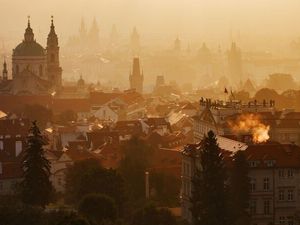 Prag ist das Chamäleon der Leinwandkunst: Mal schlüpft die tschechische Hauptstadt in die Rolle des alten Wiens, dann flaniert sie als Paris oder London durch die Filmgeschichte, ist Schauplatz düsterer Fantasiewelten und rasanter Verfolgungsjagden Prag ist das Chamäleon der Leinwandkunst: Mal schlüpft die tschechische Hauptstadt in die Rolle des alten Wiens, dann flaniert sie als Paris oder London durch die Filmgeschichte, ist Schauplatz düsterer Fantasiewelten und rasanter Verfolgungsjagden