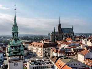 Zwischen historischen Türmen und modernem Lebensgefühl: Die tschechische Stadt Brünn zeigt sich entspannt, kreativ und überraschend weltoffen – eine spannende Alternative zur Hauptstadt Prag Zwischen historischen Türmen und modernem Lebensgefühl: Die tschechische Stadt Brünn zeigt sich entspannt, kreativ und überraschend weltoffen – eine spannende Alternative zur Hauptstadt Prag