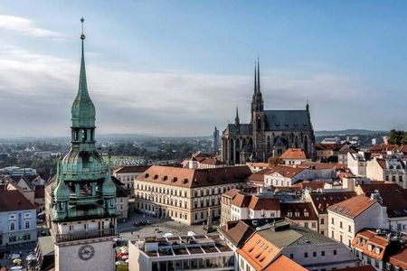 Zwischen historischen Türmen und modernem Lebensgefühl: Die tschechische Stadt Brünn zeigt sich entspannt, kreativ und überraschend weltoffen – eine spannende Alternative zur Hauptstadt Prag