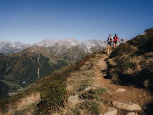 Dieselben Höhenmeter für alle: Bergsportler schätzen die österreichische Region St. Anton am Arlberg aufgrund der vielen natürlichen Gegebenheiten für Wanderer, E-Biker und Trailrunner Dieselben Höhenmeter für alle: Bergsportler schätzen die österreichische Region St. Anton am Arlberg aufgrund der vielen natürlichen Gegebenheiten für Wanderer, E-Biker und Trailrunner