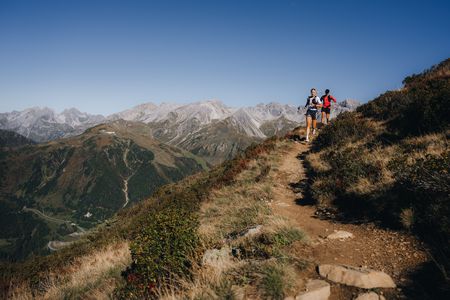Dieselben Höhenmeter für alle: Bergsportler schätzen die österreichische Region St. Anton am Arlberg aufgrund der vielen natürlichen Gegebenheiten für Wanderer, E-Biker und Trailrunner