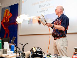 „FeuersH2ow“ des Wasserstoffexperten Christian Machens „FeuersH2ow“ des Wasserstoffexperten Christian Machens