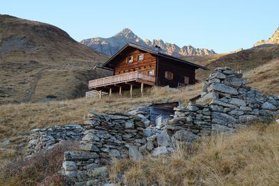 Von der Osttiroler Seespitzhütte aus führt ein markierter Steig zum eindrucksvollen Oberseitsee auf 2.576 Metern, der nach dem Rückgang des Gletschers entstanden ist