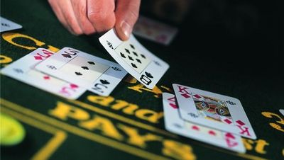 Nur für Nervenstarke und Pokerfaces eignet sich die aktive Teilnahme an einer Runde Roulette oder Black Jack in der Spielbank von Bad Reichenhall. Alle anderen lassen sich einfach Casino-Luft um die Nase wehen