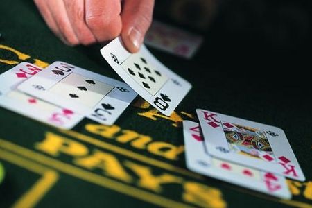 Nur für Nervenstarke und Pokerfaces eignet sich die aktive Teilnahme an einer Runde Roulette oder Black Jack in der Spielbank von Bad Reichenhall. Alle anderen lassen sich einfach Casino-Luft um die Nase wehen
