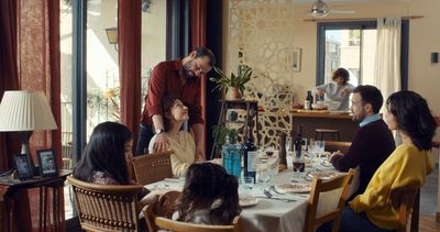 Rosa (Ariane Ascaride, im Hintergrund) bekocht ihre große Familie, bestehend aus Sohn Minas, seiner Frau und den zwei Enkeltöchtern sowie Sohn Sarkis und seiner Verlobten Alice