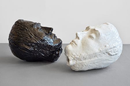 Black and white (Father), 2020, Keramik, glasiert, 106 x 80 x 80 cm Im Besitz der Künstlerin