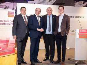 Beim gut besuchten Parlamentarischen Abend der Familienunternehmer Nordrhein-Westfalen Beim gut besuchten Parlamentarischen Abend der Familienunternehmer Nordrhein-Westfalen