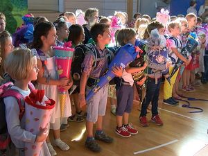 Für Kinder bedeutet der erste Schultag weit mehr als einen neuen Stundenplan Für Kinder bedeutet der erste Schultag weit mehr als einen neuen Stundenplan