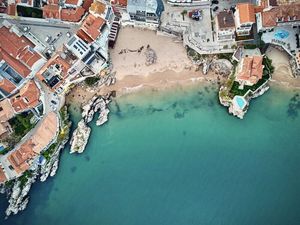 Shoppen und Schwimmen: Im charmanten Küstenort Cascais lädt das türkisblaue Wasser des Atlantiks an vielen Stellen zur Badepause ein Shoppen und Schwimmen: Im charmanten Küstenort Cascais lädt das türkisblaue Wasser des Atlantiks an vielen Stellen zur Badepause ein