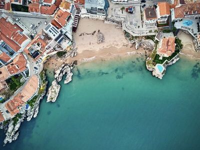 Shoppen und Schwimmen: Im charmanten Küstenort Cascais lädt das türkisblaue Wasser des Atlantiks an vielen Stellen zur Badepause ein