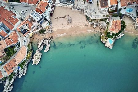 Shoppen und Schwimmen: Im charmanten Küstenort Cascais lädt das türkisblaue Wasser des Atlantiks an vielen Stellen zur Badepause ein