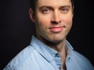 Auf der Bühne zu erleben sind Bariton Tobias Greenhalgh Auf der Bühne zu erleben sind Bariton Tobias Greenhalgh